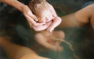 تخفیف-زایمان-زایمان در آب-زایمان طبیعی-مادر باردار-مادر و کودک-مامانا کلاب-فواید زایمان در آب-مضرات زایمان در آب-دوران بارداری-زایمان در آب